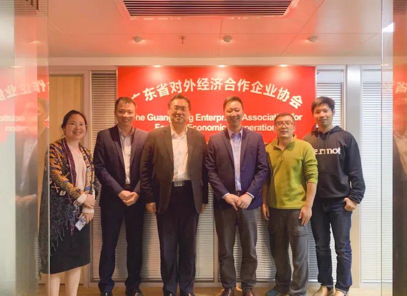 2 月 10 日 廣東省對(duì)外經(jīng)濟(jì)合作企業(yè)協(xié)會(huì)駐莫斯科代表處首席代表&俄羅斯粵商會(huì)會(huì)長(zhǎng)孫繼業(yè)、秘書(shū)長(zhǎng)于超先、秘書(shū)長(zhǎng)李欽武、正睿咨詢集團(tuán)商業(yè)服務(wù)中心總經(jīng)理武文盛（左3）、項(xiàng)目總監(jiān)譚懿（左2）合影