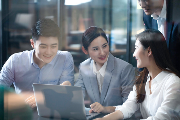 績(jī)效反饋：及時(shí)給予員工反饋，幫助員工提升