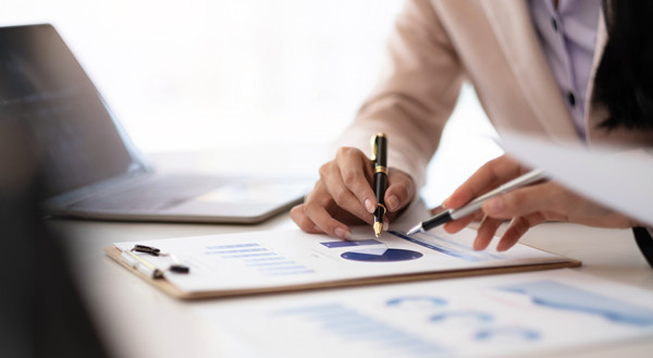 如何通過市場調(diào)研和預測制定科學的年度經(jīng)營計劃？