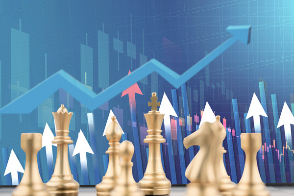 全面評(píng)估戰(zhàn)略風(fēng)險(xiǎn)，及時(shí)調(diào)整戰(zhàn)略方向