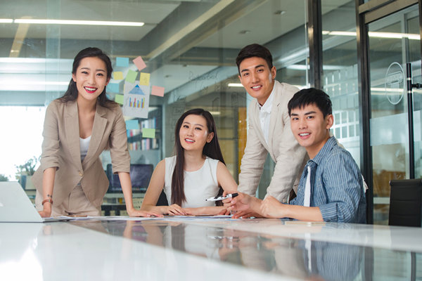 績(jī)效考核與反饋：及時(shí)反饋，指導(dǎo)改進(jìn)