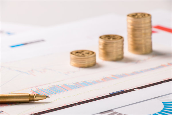 結(jié)合實(shí)際，談?wù)勂髽I(yè)在戰(zhàn)略薪酬設(shè)計(jì)時(shí)要注意哪些問題？