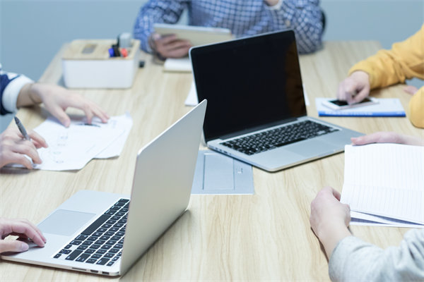 企業(yè)的戰(zhàn)略是精心設(shè)計(jì)的，還是臨機(jī)應(yīng)變的？