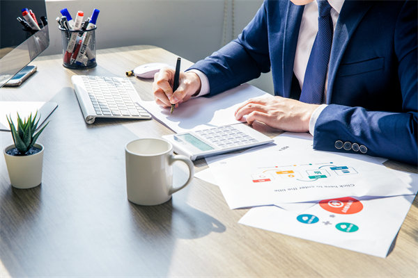 在績效溝通時，如何給員工提出改進意見促進績效增長？