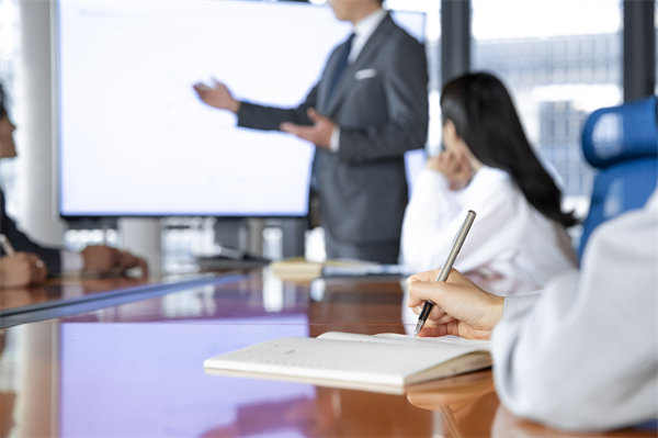 如何保證企業(yè)的年度工作方向與經(jīng)營目標保持一致？