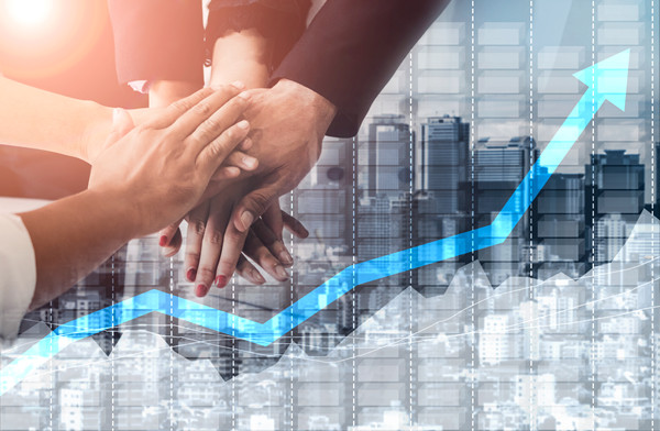 績效管理中，如何有效溝通反饋以促進員工成長？