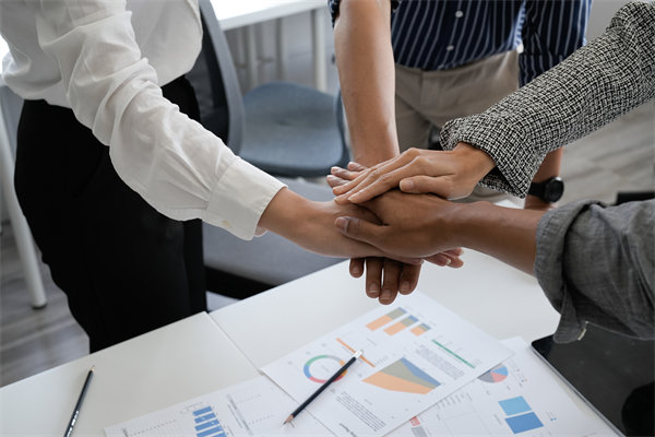 全球化運營中，集團管控面臨哪些新挑戰(zhàn)及應(yīng)對策略？