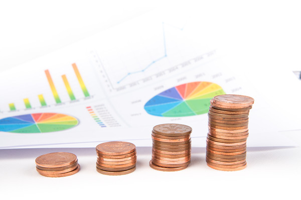 靈活預(yù)算管理：如何在不確定環(huán)境中保持財(cái)務(wù)穩(wěn)?。? />
</p>
<p>
	　　<strong>三、優(yōu)化資金結(jié)構(gòu)</strong>
</p>
<p>
	　　優(yōu)化資金結(jié)構(gòu)是企業(yè)財(cái)務(wù)管理中的關(guān)鍵一環(huán)，它直接影響到企業(yè)的運(yùn)營(yíng)效率、盈利能力和財(cái)務(wù)穩(wěn)健性。以下是一些優(yōu)化資金結(jié)構(gòu)的具體策略：
</p>
<p>
	　　1、明確資金結(jié)構(gòu)優(yōu)化的目標(biāo)
</p>
<p>
	　?。?）提高資金使用效率：確保資金能夠高效流動(dòng)，減少閑置和浪費(fèi)。
</p>
<p>
	　?。?）降低資金成本：通過(guò)合理的資金配置，降低融資成本和資金占用成本。
</p>
<p>
	　?。?）增強(qiáng)財(cái)務(wù)穩(wěn)健性：確保企業(yè)在面臨不確定性時(shí)，有足夠的資金儲(chǔ)備和靈活的融資渠道。
</p>
<p>
	　　2、實(shí)施資金結(jié)構(gòu)優(yōu)化的具體策略
</p>
<p>
	　　（1）做好經(jīng)營(yíng)計(jì)劃和資金預(yù)算
</p>
<p>
	　?。?.1）制定經(jīng)營(yíng)計(jì)劃：明確企業(yè)的發(fā)展目標(biāo)、計(jì)劃產(chǎn)量、預(yù)期利潤(rùn)等，為資金預(yù)算提供基礎(chǔ)。
</p>
<p>
	　?。?.2）編制資金預(yù)算：以經(jīng)營(yíng)計(jì)劃為基礎(chǔ)，對(duì)未來(lái)經(jīng)濟(jì)活動(dòng)中的資金流入流出進(jìn)行具體量化，分年度和月度兩個(gè)層級(jí)編制，注重預(yù)算執(zhí)行過(guò)程的監(jiān)督以及執(zhí)行情況的分析，及時(shí)發(fā)現(xiàn)問(wèn)題并積極改進(jìn)。
</p>
<p>
	　?。?）合理安排流動(dòng)資產(chǎn)、凈資產(chǎn)與投資規(guī)模的結(jié)構(gòu)
</p>
<p>
	　?。?.1）保持適度的流動(dòng)資產(chǎn)：確保企業(yè)有足夠的現(xiàn)金和等價(jià)物來(lái)應(yīng)對(duì)日常經(jīng)營(yíng)和突發(fā)情況，同時(shí)避免資金閑置。
</p>
<p>
	　?。?.2）優(yōu)化凈資產(chǎn)結(jié)構(gòu)：通過(guò)調(diào)整股本結(jié)構(gòu)、留存收益等方式，提高凈資產(chǎn)的質(zhì)量和穩(wěn)定性。
</p>
<p>
	　　（2.3）合理配置投資規(guī)模：根據(jù)企業(yè)的盈利能力和風(fēng)險(xiǎn)承受能力，合理配置長(zhǎng)期投資和短期投資的比例，以實(shí)現(xiàn)收益與風(fēng)險(xiǎn)的平衡。
</p>
<p>
	　?。?）比較不同籌資渠道的資金成本，選擇最優(yōu)組合結(jié)構(gòu)
</p>
<p>
	　?。?.1）債務(wù)融資與股權(quán)融資的平衡：根據(jù)企業(yè)的實(shí)際情況和市場(chǎng)環(huán)境，選擇適當(dāng)?shù)膫鶆?wù)融資和股權(quán)融資比例，以降低資金成本并提高融資靈活性。
</p>
<p>
	　　（3.2）利用多元化融資渠道：包括銀行貸款、債券發(fā)行、股權(quán)融資、租賃融資等，降低對(duì)單一融資渠道的依賴風(fēng)險(xiǎn)。
</p>
<p>
	　　（4）加強(qiáng)應(yīng)收賬款和存貨管理
</p>
<p>
	　?。?.1）應(yīng)收賬款管理：建立完善的客戶信用評(píng)估機(jī)制和收款機(jī)制，縮短收款周期，減少壞賬損失。
</p>
<p>
	　?。?.2）存貨管理：通過(guò)精準(zhǔn)的需求預(yù)測(cè)和供應(yīng)鏈管理，控制存貨水平，避免積壓和缺貨現(xiàn)象的發(fā)生。
</p>
<p>
	　?。?）利用金融科技工具提高資金管理效率
</p>
<p>
	　　（5.1）智能財(cái)務(wù)軟件：運(yùn)用智能財(cái)務(wù)軟件實(shí)現(xiàn)資金的實(shí)時(shí)監(jiān)控、數(shù)據(jù)分析等功能，提高資金管理的準(zhǔn)確性和效率。
</p>
<p>
	　?。?.2）金融衍生工具：在具備專業(yè)知識(shí)和風(fēng)險(xiǎn)管理能力的前提下，利用遠(yuǎn)期合約、期權(quán)、期貨等金融衍生工具進(jìn)行資金風(fēng)險(xiǎn)管理，鎖定未來(lái)的資金成本或收益。
</p>
<p>
	　?。?）加強(qiáng)內(nèi)部控制與審計(jì)
</p>
<p>
	　?。?.1）建立健全的內(nèi)部控制體系：確保資金管理活動(dòng)的合規(guī)性和有效性。
</p>
<p>
	　?。?.2）加強(qiáng)內(nèi)部審計(jì)：定期對(duì)資金管理活動(dòng)進(jìn)行審計(jì)和監(jiān)督，及時(shí)發(fā)現(xiàn)并糾正存在的問(wèn)題。
</p>
<p>
	　　3、持續(xù)優(yōu)化與調(diào)整
</p>
<p>
	　　（1）定期評(píng)估資金結(jié)構(gòu)：根據(jù)市場(chǎng)環(huán)境和企業(yè)實(shí)際情況的變化，定期對(duì)資金結(jié)構(gòu)進(jìn)行評(píng)估和調(diào)整。
</p>
<p>
	　?。?）靈活應(yīng)對(duì)市場(chǎng)變化：密切關(guān)注市場(chǎng)動(dòng)態(tài)和行業(yè)趨勢(shì)，及時(shí)調(diào)整資金運(yùn)營(yíng)策略以適應(yīng)市場(chǎng)變化。
</p>
<p>
	　　通過(guò)上述策略的實(shí)施，企業(yè)可以不斷優(yōu)化資金結(jié)構(gòu)，提高資金使用效率，降低資金成本，增強(qiáng)財(cái)務(wù)穩(wěn)健性，為企業(yè)的持續(xù)發(fā)展和創(chuàng)新提供有力支持。
</p>
<p>
	　　<strong>四、加強(qiáng)財(cái)務(wù)分析與決策支持</strong>
</p>
<p>
	　　加強(qiáng)財(cái)務(wù)分析與決策支持是企業(yè)管理中的重要環(huán)節(jié)，它有助于企業(yè)更好地理解自身財(cái)務(wù)狀況，識(shí)別潛在風(fēng)險(xiǎn)，制定科學(xué)合理的決策。以下是一些關(guān)鍵策略和措施，用于加強(qiáng)財(cái)務(wù)分析與決策支持：
</p>
<p>
	　　1、提升財(cái)務(wù)數(shù)據(jù)質(zhì)量
</p>
<p>
	　?。?）完善數(shù)據(jù)錄入和審核機(jī)制：建立嚴(yán)格的數(shù)據(jù)錄入和審核流程，確保財(cái)務(wù)數(shù)據(jù)的準(zhǔn)確性和完整性。明確各環(huán)節(jié)責(zé)任人的職責(zé)，減少數(shù)據(jù)錄入和處理過(guò)程中的錯(cuò)誤和偏差。
</p>
<p>
	　?。?）引入數(shù)據(jù)驗(yàn)證工具和自動(dòng)化流程：利用數(shù)據(jù)驗(yàn)證工具和自動(dòng)化流程對(duì)新錄入的數(shù)據(jù)進(jìn)行實(shí)時(shí)校驗(yàn)，降低數(shù)據(jù)錯(cuò)誤率。同時(shí)，對(duì)歷史數(shù)據(jù)進(jìn)行全面清理和核對(duì)，糾正以往存在的錯(cuò)誤和遺漏。
</p>
<p>
	　　2、優(yōu)化財(cái)務(wù)分析方法
</p>
<p>
	　?。?）采用先進(jìn)的分析工具和技術(shù)：引入數(shù)據(jù)挖掘、統(tǒng)計(jì)分析、可視化工具等先進(jìn)的分析工具和技術(shù)，使分析結(jié)果更加直觀、清晰。這些工具可以幫助企業(yè)深入挖掘財(cái)務(wù)數(shù)據(jù)背后的原因和趨勢(shì)，為決策提供更深入、更有價(jià)值的信息。
</p>
<p>
	　?。?）建立多維度的財(cái)務(wù)分析模型：涵蓋成本分析、利潤(rùn)分析、資金流量分析等多個(gè)方面，能夠更全面地反映企業(yè)的財(cái)務(wù)狀況和經(jīng)營(yíng)成果。同時(shí)，定期對(duì)分析模型進(jìn)行評(píng)估和改進(jìn)，根據(jù)業(yè)務(wù)變化和市場(chǎng)動(dòng)態(tài)調(diào)整分析指標(biāo)和參數(shù)。
</p>
<p>
	　　3、加強(qiáng)跨部門溝通與協(xié)作
</p>
<p>
	　?。?）建立財(cái)務(wù)與業(yè)務(wù)部門的良好合作關(guān)系：主動(dòng)與各業(yè)務(wù)部門進(jìn)行溝通交流，了解他們的工作流程和需求，建立緊密的合作關(guān)系。通過(guò)聯(lián)合會(huì)議、定制化培訓(xùn)等方式，促進(jìn)財(cái)務(wù)與業(yè)務(wù)的融合。
</p>
<p>
	　　（2）整合財(cái)務(wù)和業(yè)務(wù)數(shù)據(jù)：建立財(cái)務(wù)決策支持?jǐn)?shù)據(jù)庫(kù)，整合各類財(cái)務(wù)和業(yè)務(wù)數(shù)據(jù)，為決策提供便捷的數(shù)據(jù)查詢和分析平臺(tái)。這有助于打破信息孤島，提高數(shù)據(jù)的利用效率和決策的準(zhǔn)確性。
</p>
<p>
	　　4、培養(yǎng)專業(yè)的財(cái)務(wù)分析團(tuán)隊(duì)
</p>
<p>
	　　（1）提升財(cái)務(wù)人員職業(yè)素養(yǎng)和專業(yè)素養(yǎng)：鼓勵(lì)財(cái)務(wù)人員參加專業(yè)培訓(xùn)和學(xué)習(xí)，提升他們的財(cái)務(wù)知識(shí)和技能水平。同時(shí)，加強(qiáng)財(cái)務(wù)人員的業(yè)務(wù)流程學(xué)習(xí)，了解企業(yè)的業(yè)務(wù)全貌，提高財(cái)務(wù)指導(dǎo)及服務(wù)水平。
</p>
<p>
	　　（2）建立財(cái)務(wù)分析團(tuán)隊(duì)：組建專業(yè)的財(cái)務(wù)分析團(tuán)隊(duì)，負(fù)責(zé)深入挖掘和分析財(cái)務(wù)數(shù)據(jù)背后的原因和趨勢(shì)。團(tuán)隊(duì)成員應(yīng)具備扎實(shí)的財(cái)務(wù)基礎(chǔ)知識(shí)和豐富的實(shí)踐經(jīng)驗(yàn)，能夠運(yùn)用多種分析方法和技術(shù)為企業(yè)決策提供有力支持。
</p>
<p>
	　　5、結(jié)合非財(cái)務(wù)信息進(jìn)行綜合分析
</p>
<p>
	　?。?）關(guān)注市場(chǎng)趨勢(shì)和客戶需求：結(jié)合市場(chǎng)需求、競(jìng)爭(zhēng)狀況、政策環(huán)境等非財(cái)務(wù)信息，對(duì)財(cái)務(wù)數(shù)據(jù)進(jìn)行綜合分析。這有助于企業(yè)更全面地了解市場(chǎng)環(huán)境和經(jīng)營(yíng)狀況，為決策提供多維度的支持。
</p>
<p>
	　?。?）加強(qiáng)業(yè)務(wù)與財(cái)務(wù)的融合：推動(dòng)業(yè)務(wù)與財(cái)務(wù)的深度融合，使財(cái)務(wù)分析更加貼近業(yè)務(wù)實(shí)際。通過(guò)業(yè)務(wù)前端的數(shù)據(jù)追蹤和過(guò)程分析，找出影響財(cái)務(wù)指標(biāo)的關(guān)鍵因素和潛在問(wèn)題，為業(yè)務(wù)改進(jìn)和決策優(yōu)化提供有力支持。
</p>
<p>
	　　6、建立持續(xù)的反饋和改進(jìn)機(jī)制
</p>
<p>
	　?。?）定期評(píng)估和分析結(jié)果：定期對(duì)財(cái)務(wù)分析結(jié)果進(jìn)行評(píng)估和反饋，了解分析模型的準(zhǔn)確性和有效性。根據(jù)評(píng)估結(jié)果及時(shí)調(diào)整分析方法和模型參數(shù)，確保分析結(jié)果的時(shí)效性和準(zhǔn)確性。
</p>
<p>
	　　（2）建立閉環(huán)管理機(jī)制：形成分析、落實(shí)、檢查、總結(jié)的閉環(huán)管理機(jī)制，對(duì)分析結(jié)果進(jìn)行跟蹤檢查和反饋。這有助于及時(shí)發(fā)現(xiàn)和解決潛在問(wèn)題，提高財(cái)務(wù)分析和決策支持的效果和質(zhì)量。
</p>
<p>
	　　通過(guò)以上措施的實(shí)施和持續(xù)優(yōu)化，企業(yè)可以加強(qiáng)財(cái)務(wù)分析與決策支持能力，為企業(yè)的穩(wěn)健發(fā)展和競(jìng)爭(zhēng)力提升提供有力保障。
</p>
<p style=