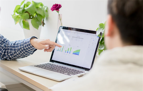 績效考核體系如何平衡短期成果與長期戰(zhàn)略發(fā)展？