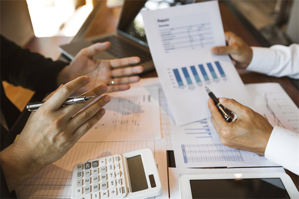 薪酬結(jié)構(gòu)如何平衡固定與浮動(dòng)部分，激勵(lì)員工績(jī)效？