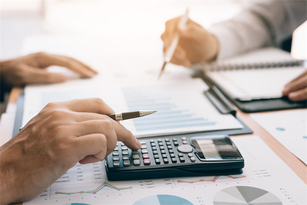 預(yù)算執(zhí)行中，如何實時跟蹤進度并識別潛在偏差？