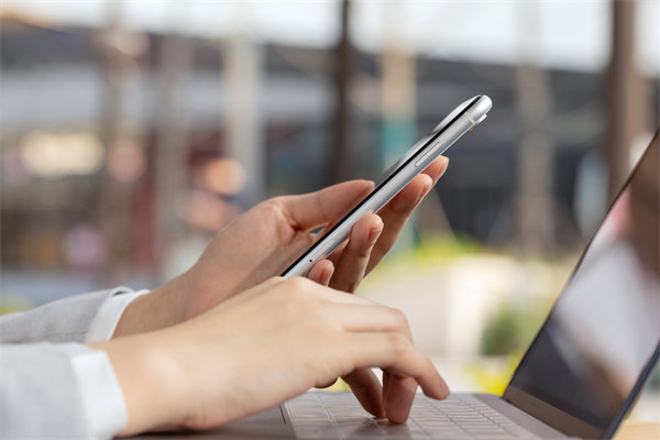 在遠(yuǎn)程工作模式下，如何有效監(jiān)控與評(píng)估員工績效？