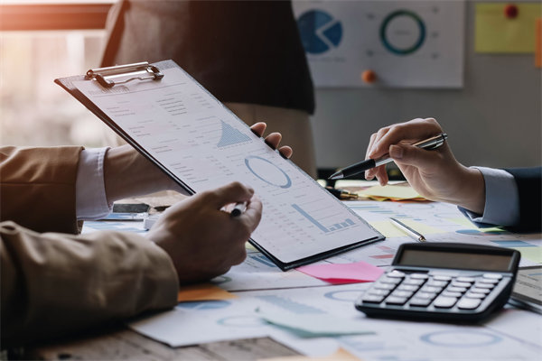 制定年度預(yù)算時(shí)，如何兼顧創(chuàng)新投入與成本控制？