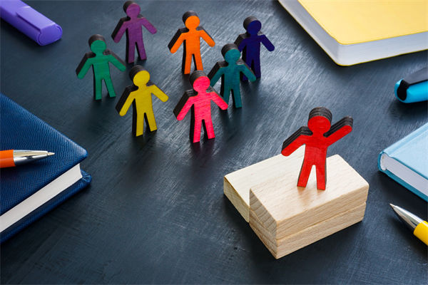 全球化背景下，企業(yè)如何構建跨文化競爭優(yōu)勢戰(zhàn)略？