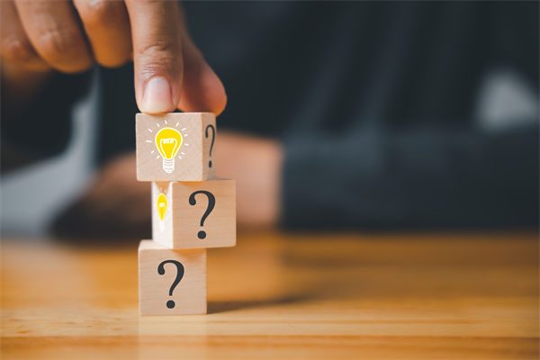 在制定企業(yè)戰(zhàn)略規(guī)劃時(shí)，如何平衡短期與長(zhǎng)期目標(biāo)？