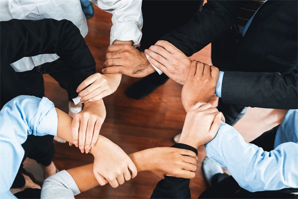 在制定企業(yè)戰(zhàn)略規(guī)劃時(shí)，如何平衡短期與長期目標(biāo)？