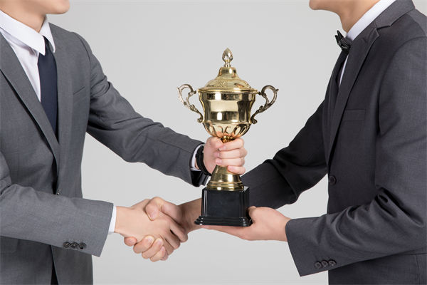 在薪酬談判中，如何把握員工的心理預(yù)期和企業(yè)底線(xiàn)？