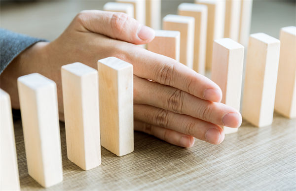 在年度經(jīng)營(yíng)計(jì)劃中，如何有效識(shí)別并應(yīng)對(duì)潛在風(fēng)險(xiǎn)？