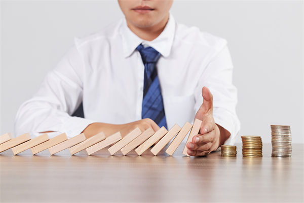 在年度經(jīng)營計(jì)劃中，如何有效識(shí)別并應(yīng)對(duì)潛在風(fēng)險(xiǎn)？