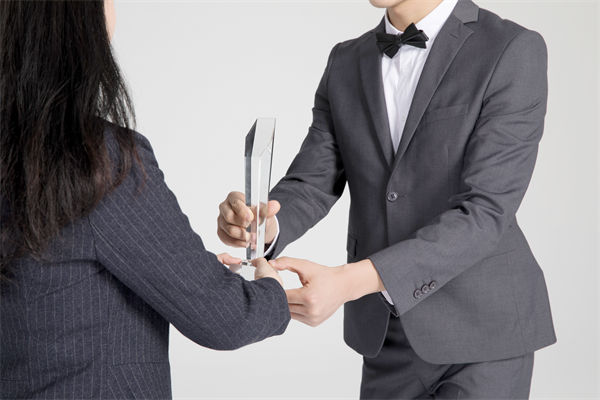 如何利用薪酬績(jī)效激勵(lì)，促進(jìn)跨部門合作與協(xié)調(diào)？