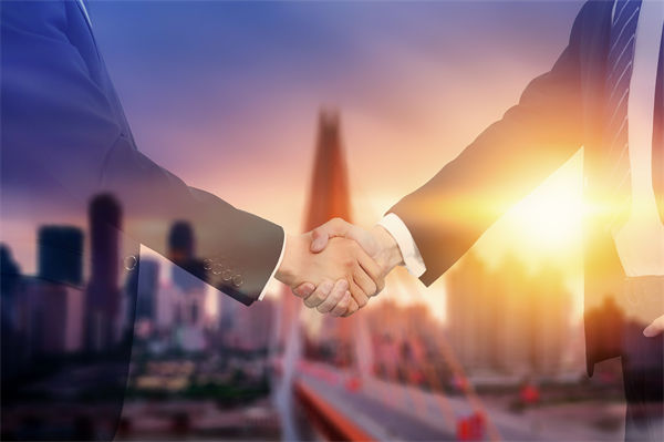 品牌戰(zhàn)略管理中，如何有效應(yīng)對(duì)市場(chǎng)變化與消費(fèi)者需求？