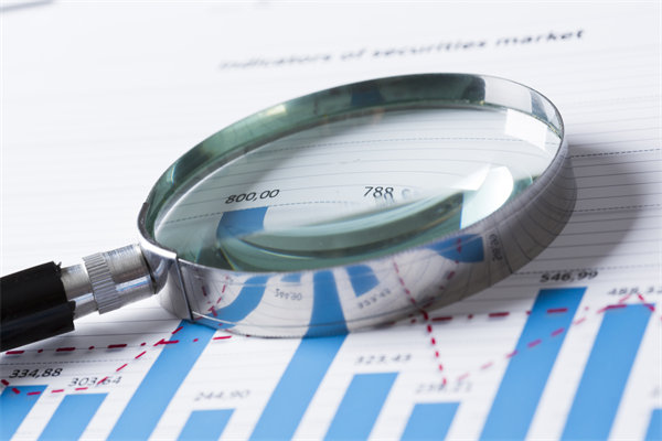 在制定年度經(jīng)營計劃時，如何考慮行業(yè)趨勢和政策影響？