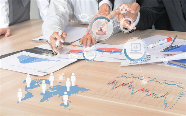 在制定年度經(jīng)營計劃時，如何考慮行業(yè)趨勢和政策影響？