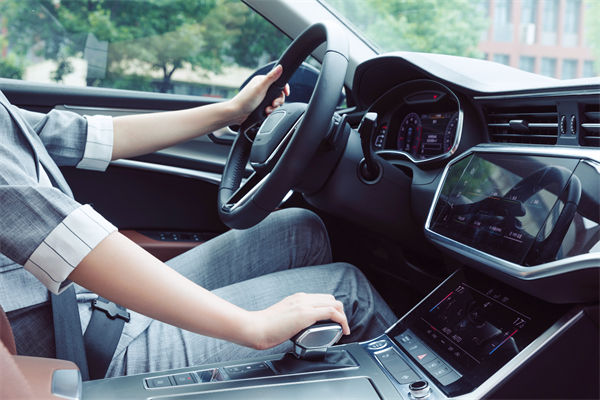 女子工資4600每天花近百元通勤上班，人力資源怎么看？