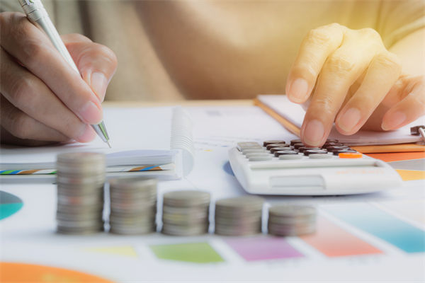 在滾動(dòng)預(yù)算模式下，如何確保預(yù)算的連續(xù)性和前瞻性？