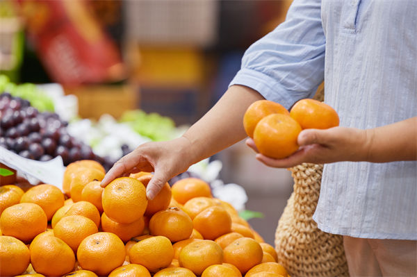 榴蓮價格暴跌50%，有人買了50箱，預算管理怎么看？