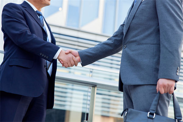 29歲女演員回應(yīng)在餐廳當(dāng)服務(wù)員，人力資源怎么看？