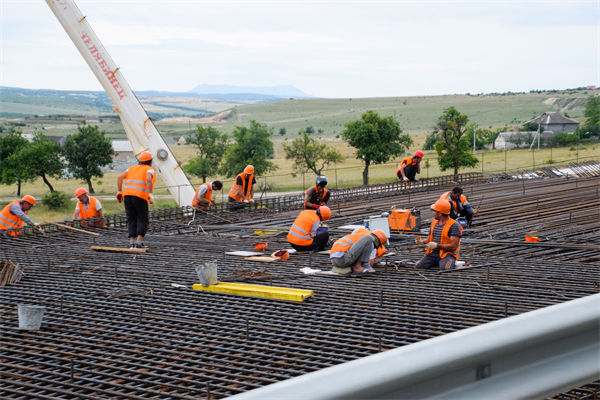 薪酬績(jī)效咨詢(xún)：00后女鋼筋工每天工地干10小時(shí)賺320